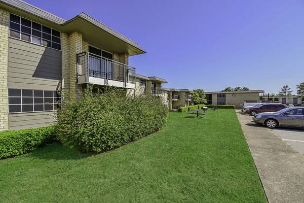 $1,060 / 1br - 728ft2 - Ice Maker, Microwave, Pet Play Area (1109 N Carrier Pkwy, Grand Prairie, TX)63796555841665124