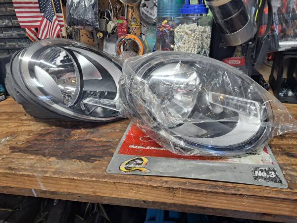 Like new right and left head light assembly for 2012-2019 VW Beetle 1