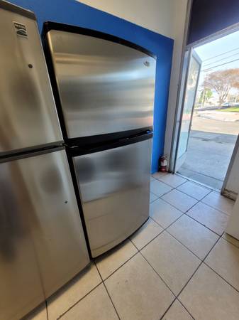 Whirlpool Refrigerator 18 cuft icemaker 1