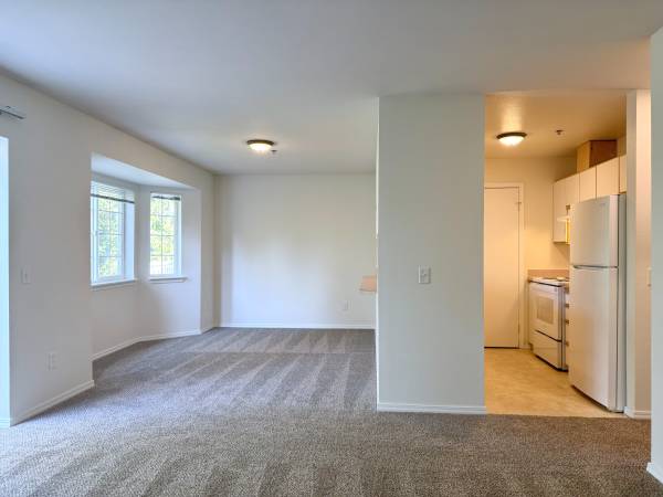 $1,825 / 2br - 980ft2 - TOP FLOOR, MOVE-IN READY, Indoor Pool/Sauna/Gym, Near Bus Line! (Bellingham)63920957895683120