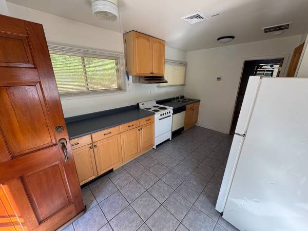 $1,050 / 1br - Bright 1 bed 1 bath First Month & one month security deposit. (Burlington, VT)63992935240707123
