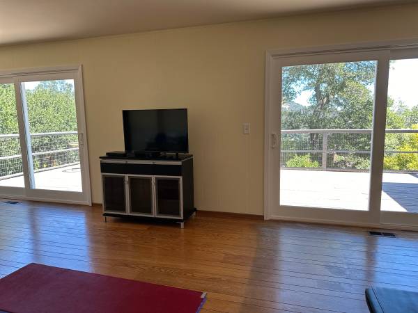 $1,550 / 1br - 285ft2 - Master Bedroom & Private Bath with Epic Views! (san rafael)64000590988289124