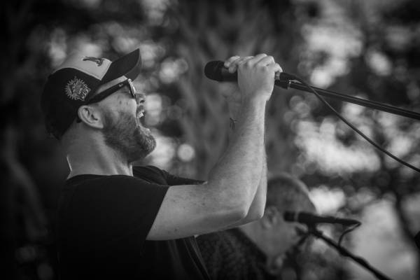 40 M Singer / Guitarist Available for Cover / Tribute / Original 1