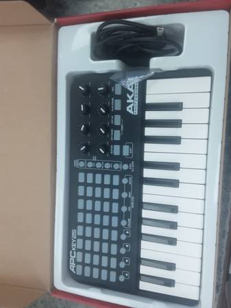 Akai APC Live Controller with keyboard 192478-3 1