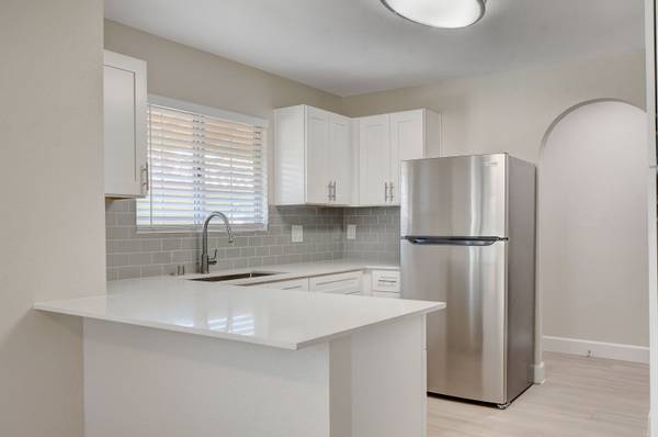 $1,685 / 2br - 1035ft2 - Modern 2 Bedroom w/ Balcony, W/D – Resort-Style Living at Breakers (Las Vegas)63859499310209120