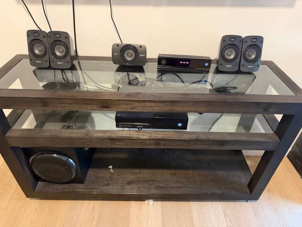 Mint Condition Logitech Z906 5.1 THX Surround Sound System + Bluetooth 1