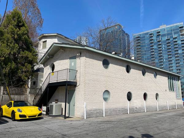 $650 / 72ft2 - 10th Street & Free Parking· Office With Round Window For Rent (Midtown Atlanta)63975297549698121