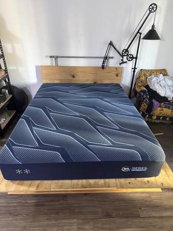 Serta iSeries 2.0 Hybrid 2000 Firm Queen Mattress 1