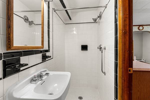 $2,600 / 2br - Spacious and Bright Apartment in Cambridge (Cambridge)63810013632641124