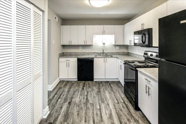 $1,099 / 2br - 888ft2 - Patio/Balcony, Newly-Renovated, Detached Garages, Ceiling Fan63968761648002120