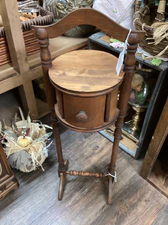 SMALL ROUND SMOKE STAND 1
