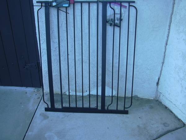 Adjustable gate for children or pets 1