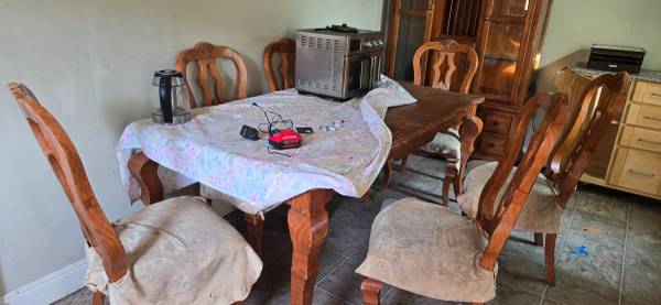 KITCHEN/DINING ROOM TABLE AND 6 CHAIRS 1