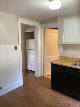 $700 / 600ft2 - 1413 Columbus, Bay City, fresh painted 1 bedroom upper free utilities (Saginaw)64198882687618124