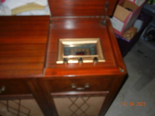 1948 MAHOGANY WORKING CONSOLE TUBE RADIO 1