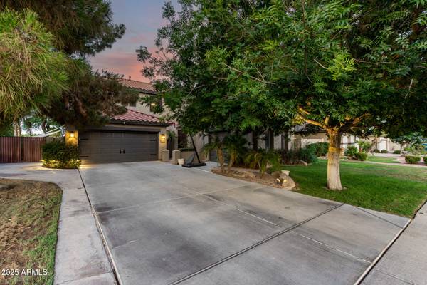 $719,000 / 4br - 2640ft2 - 4 Bed Residential in Gilbert (Gilbert, AZ, $719,000) (Gilbert, AZ)64024825448578121