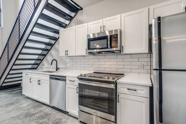 $2,756 / 2br - 1436ft2 - 2 STORY 2/2.5 WITH W/D, POOL, GYM, PARKING, ETC. ( ONLY $300 DEPOSIT ) (UPTOWN / WEST VILLAGE)64305652569475123