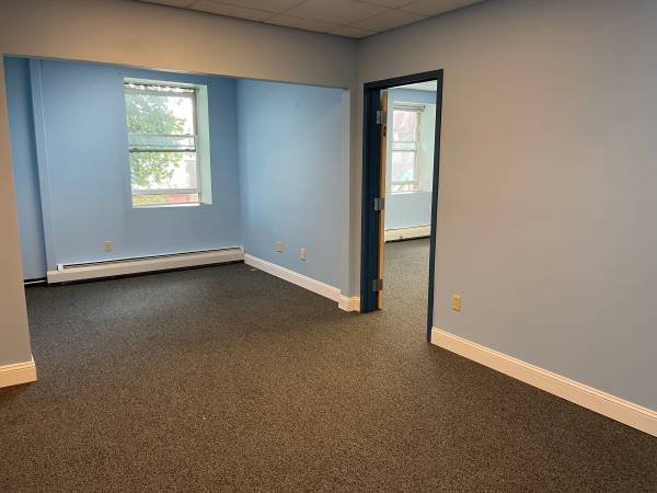$520 / 350 pies² - Oficina con sala de espera privada (Brattleboro)633133682206731219
