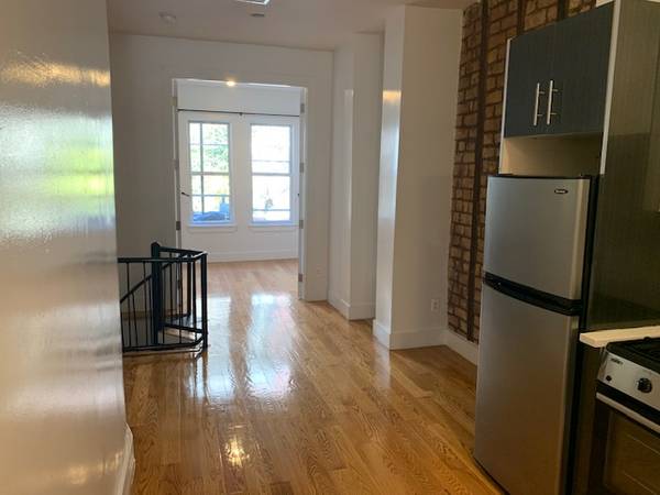 $3,805 / 2br - Limpio, dúplex súper espacioso en Williamsburg | Lavandería, patio. (Williamsburg@ Montrose L)63689844425345120