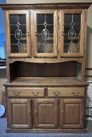 Beautiful Dark Oak China Hutch - $125 (Sioux Falls)63442307230977121