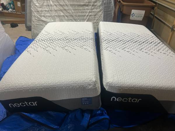 Nectar Luxe Memory Foam Split King Mattress - Like New! 1