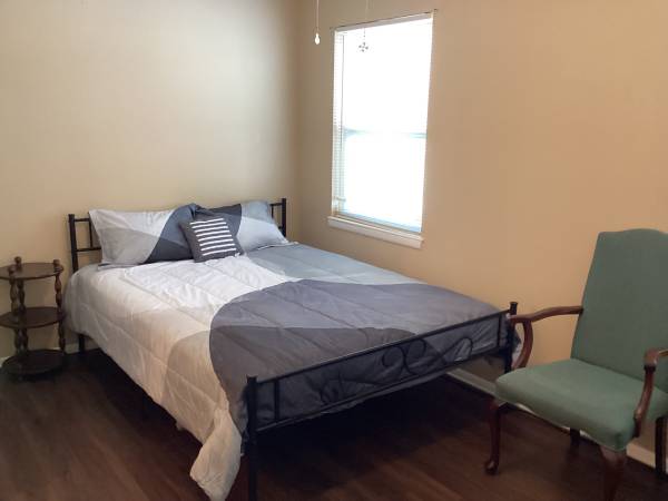 $650 / 4br - 120ft2 - Room for rent. $650.00 -$725.00 (Greensboro)64027277260162120