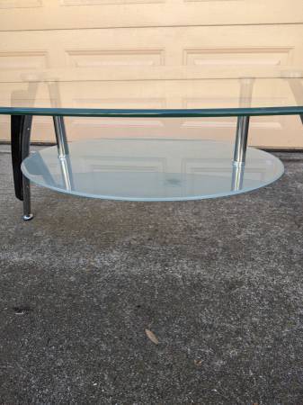 Excellent condition Modern Raymour Flanigan 2-Tier Glass Coffee Table 1
