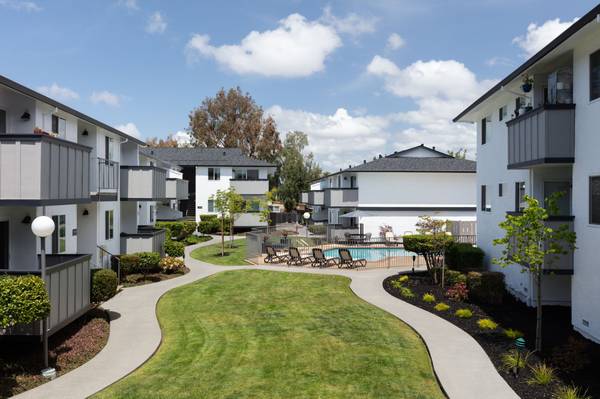 $2,425 / 1br - 703ft2 - Pet friendly, Lush landscaping, Designer backsplash (hayward / castro valley)63682851397635120