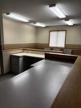 $135,000 / 1650ft2 - Office Building for Sale (Evansville)63988649382914121