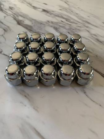 LUGNUTS 2021 NISSAN SENTRA SR 1