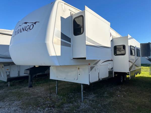 2007 Durango 32 foot has two bedrooms and two bathroom clean 3 slide o 1