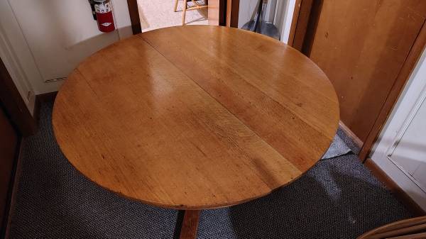 TABLE/CHAIRS 1