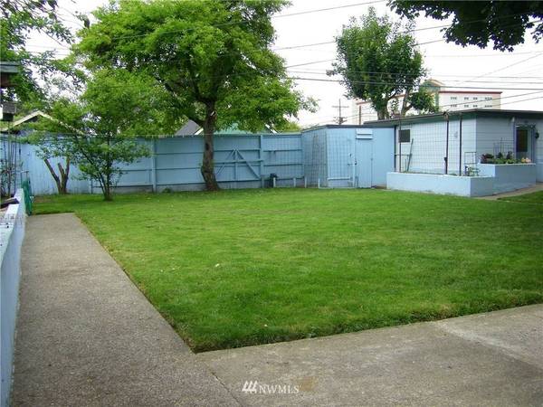 $550 ***Seeking a female or non-binary roommate to fill our home.*** (Lincoln/McKinley Area)63850640212739122