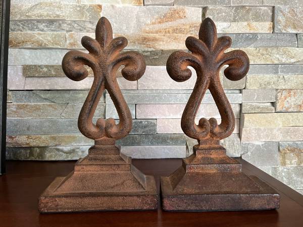 Cast Iron Rustic Fleur de Lis Book Ends 1