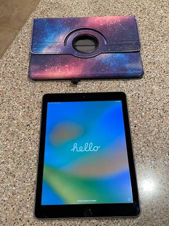 Apple iPad 5th Gen - DISPLAY / TOUCH ISSUE - SOLD AS IS - A1822 32GB 1