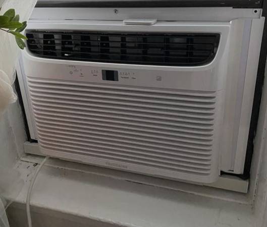 Frigidaire 6,000 BTU Digital Window Air Conditioner (Mint!) 1