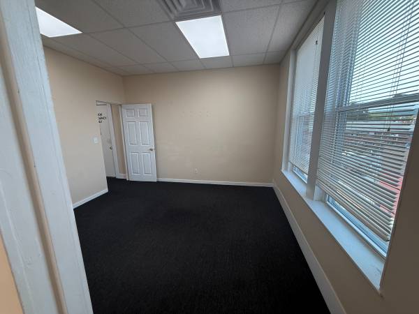 $2,000 / 1500ft2 - OFICINA GRANDE EN SEGUNDO PISO DE MOODY ST DISPONIBLE AHORA (Moody St)63699276590083124
