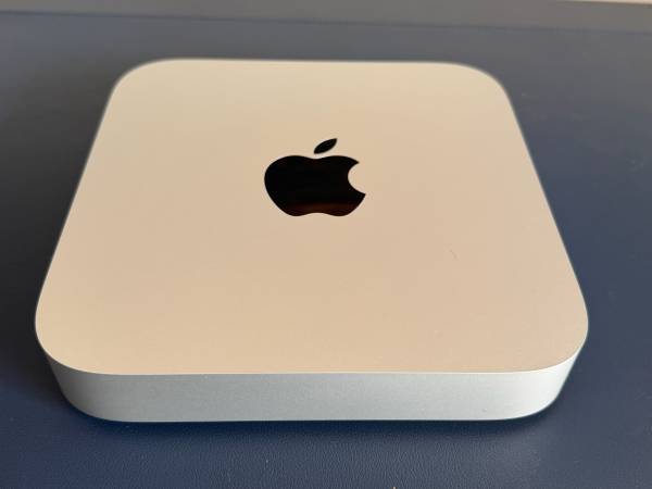 Mac Mini M2 w/16gb & 256gb + hub/stand/docking station/enclosure