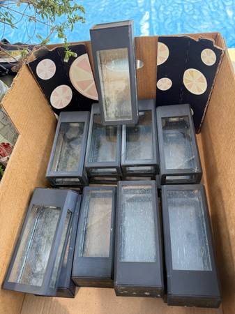 16 Solar/Battery Outdoor Lights 1