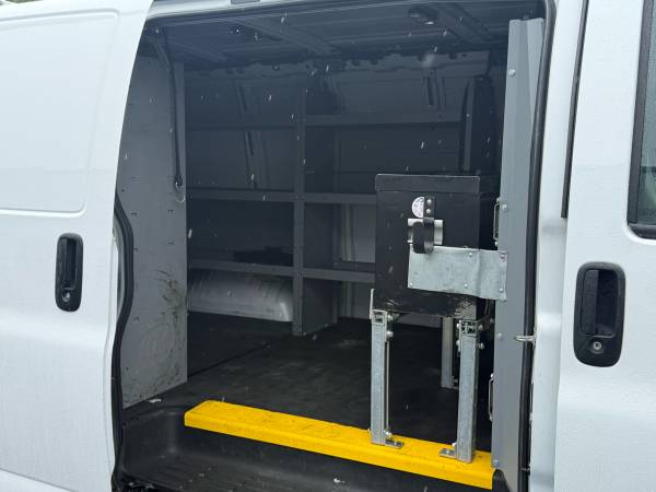 2020 Chevrolet Express 2500 - Photo 10