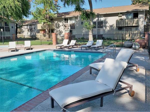 Air Conditioning, Cable Ready, Swimming Pools 1