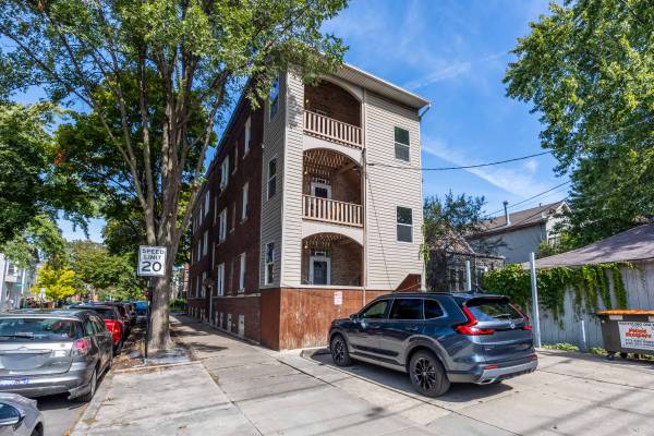$1,950 / 2br - LARGE 2 Bed in HEART of Roscoe Village! FREE Heat | Parking Available! (Roscoe Village)63959878703107122