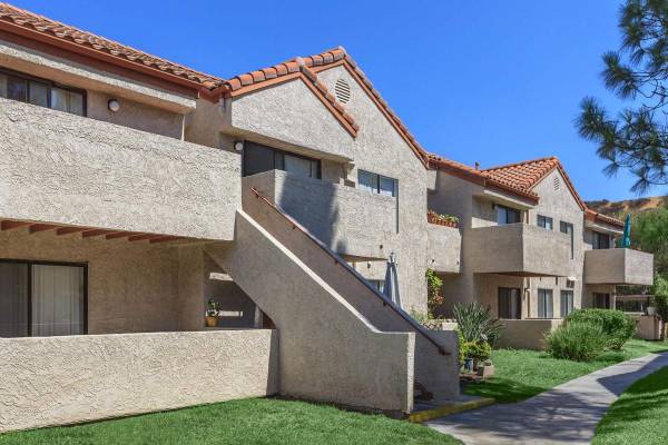 $2,720 / 2br - 997ft2 - Situated in Santa Clarita!, Dishwasher, 2 BD (Santa Clarita-Newhall)63876484772739120