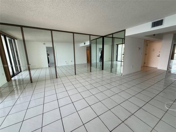 $3,000 / 1br - 930ft2 - Elegant 1bd Condo Overlooking the Bay in Brickell (Brickell)63983674671107123