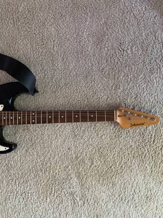 GUITARRA ELÉCTRICA JOHNSON STRAT STYLE NEGRO Y BLANCO CON BARRA DE ESTRÉS Y CORREA - $125 (los gatos)63471479439875122