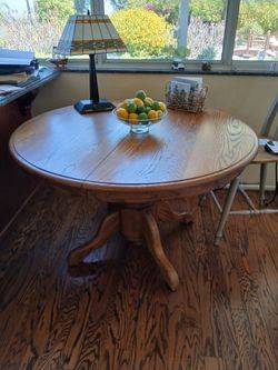 Round Oak Table, with extension leaf and 4 oak chairs 1