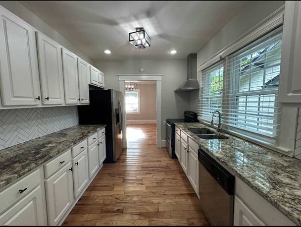 $1,100 / 3br - 1712ft2 - This gorgeous unit features tall ceilings, floor to ceiling sliding.63964128929923122