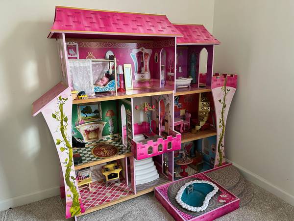 Large Dollhouse 1