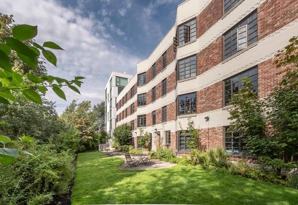 $3,395 / 1br - 848ft2 - Hardwood floors throughout, Natural wood floors (Capitol Hill)63688425283075123