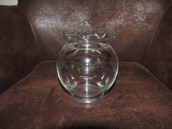 5.5" Small Glass Vase with Ruffled Rim 1